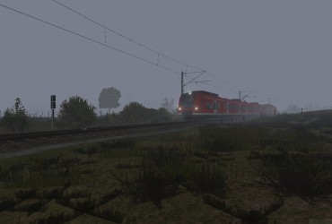 Pendlerzug durch den Nebel